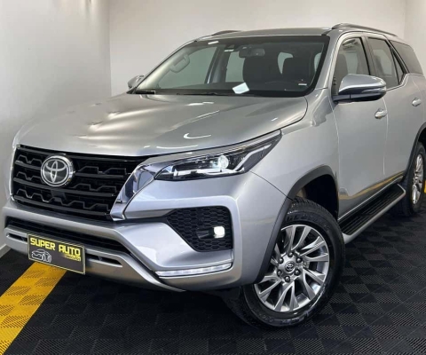 Toyota Hilux SW4 SRX 2.8T 5 LUGARES - Prata - 2021/2021