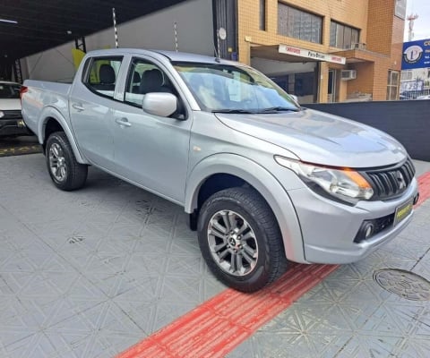 Mitsubishi L200 GL 2.5 4X4 CD Diesel  - Prata - 2022/2023