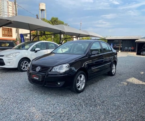 Volkswagen Polo Sedan 1.6 Mi 101cv 8V 4p  - Preta - 2011/2012