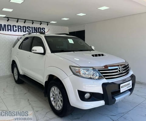 Toyota Hilux SW4 SRV D4-D 4x4 3.0 TDI  7 lugares Dies. Aut - Branca - 2015/2015