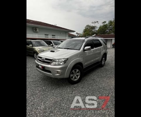 Toyota Hilux SW4 SRV D4-D 4x4 3.0 TDI Dies. Aut  - Prata - 2008/2008