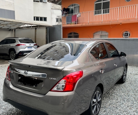 NISSAN VERSA à venda.