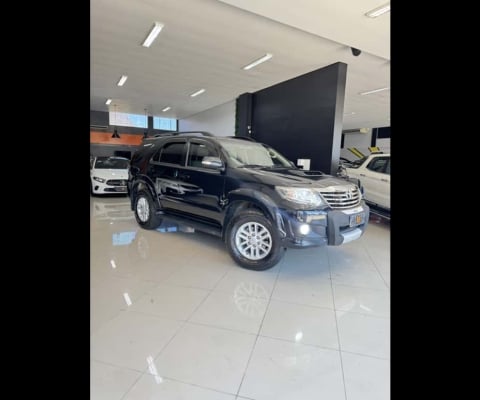 Toyota HILUX SW4 3.0 SRV 4X4 7 LUGARES 16V TURBO INTERCOOLER DIESEL 4P AUTOMÁTICO