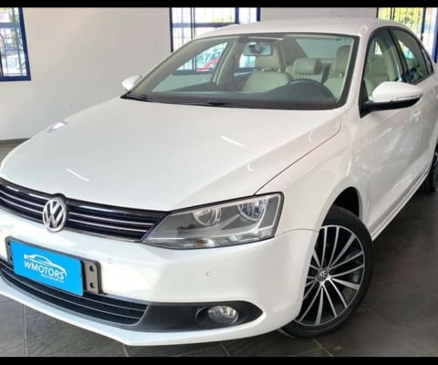 Jetta 2.0 Comfortline 2013 4p 16v - Completo Com Multimídia E Sensor De Estacionamento