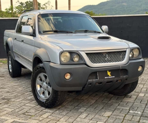 Mitsubishi L200 Outdoor HPE 2.5 4x4 CD T.Dies. Mec.  - Prata - 2010/2011