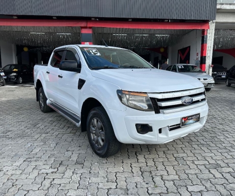 Ford Ranger XLS 2.2 4x4 Diesel 2015 – Força, Robustez e Pronta para Qualquer Terreno! 