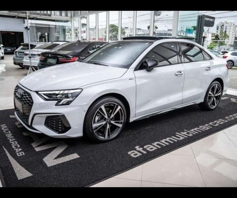 Audi A3 Sedan Performance Black 2.0t 204cv C/teto Aut./2023 (hybrid)