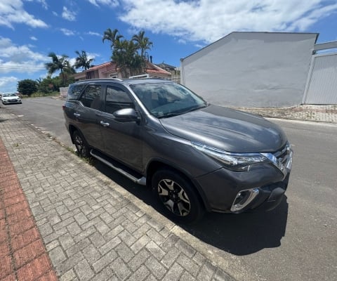 Vendo Hilux com procedência , com consulta caltelar, carro sem detalhes.