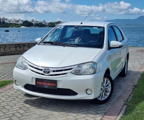 Toyota Etios XLS Sedan 1.5 Flex 16V 4p Mec.  - Branca - 2014/2015