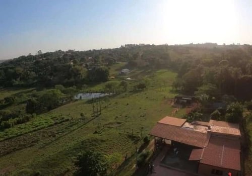 Chácara rural espaçosa com casa principal e de empregado.