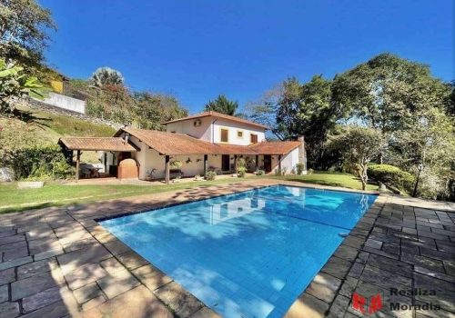 14-Casa em madeira com bay window, 2 dormitórios, lavanderia