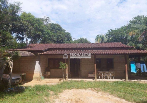 Chácara rural espaçosa com casa principal e de empregado.