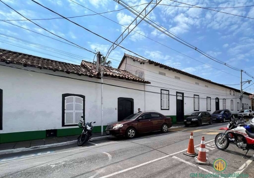 Fachada de casa contemporânea branca e cinza com viga aérea e pedra ferro!