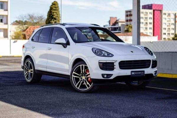 Porsche Cayenne E-hybrid 3.0 V6 462v2021 em Curitiba