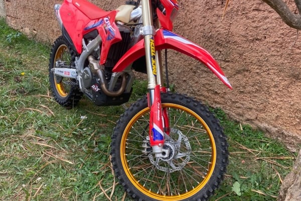 Nova Honda CRF 450L é moto de trilha para rodar na rua