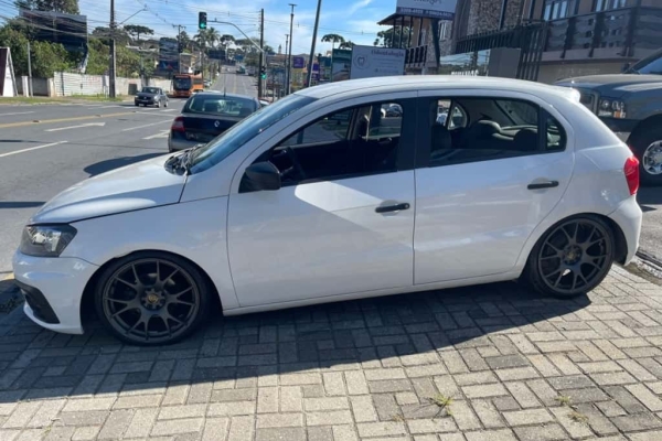 Gol Trend rebaixado com rodas aro 20