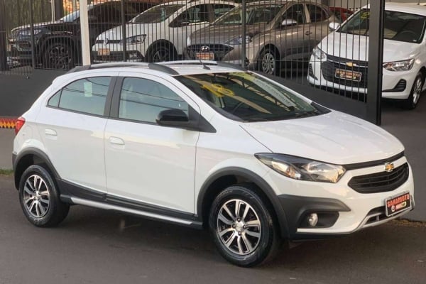 Comprar Hatch Chevrolet Onix Hatch 1.0 4P Flex Joy Prata 2018 em Botucatu-SP