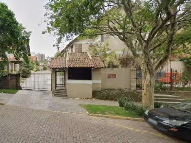 Ótimo sobrado no Condomínio Villa Brindisi, de 3 pavimentos, com 130m² privativos, de 3 dormitórios, 2 vagas. Possui no andar térreo: Living para 2 ambientes com rebaixe em gesso e lareira, salão gour