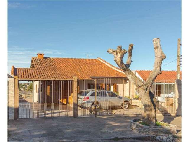 Excelente casa bem localizada no bairro Parque dos Maias, composta de 03 dormitórios e 01 suíte máster com Hidro. Imóvel com 02 banheiros, sala de jantar e estar conjugada, lavanderia, escritório e ga