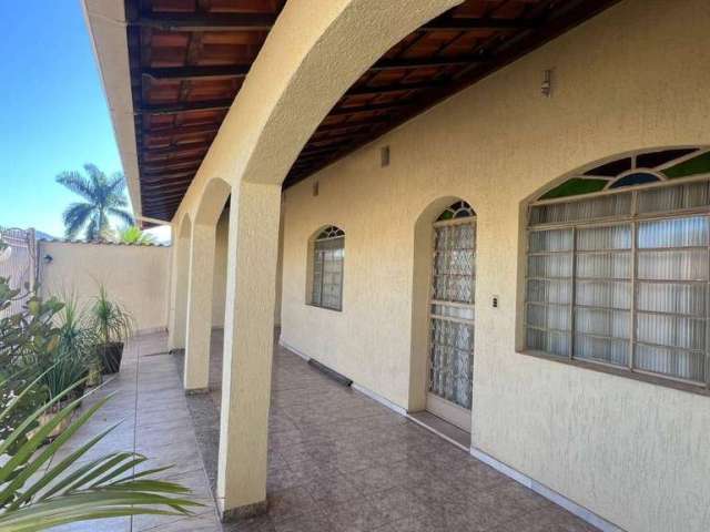 Casa com 3 dormitórios à venda, 200 m² por R$ 1.100.000,00 - Lourdes - Brumadinho/MG