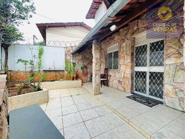 Casa com 3 quartos à venda na dos Canoeiros, 03, Santa Mônica, Belo Horizonte por R$ 650.000