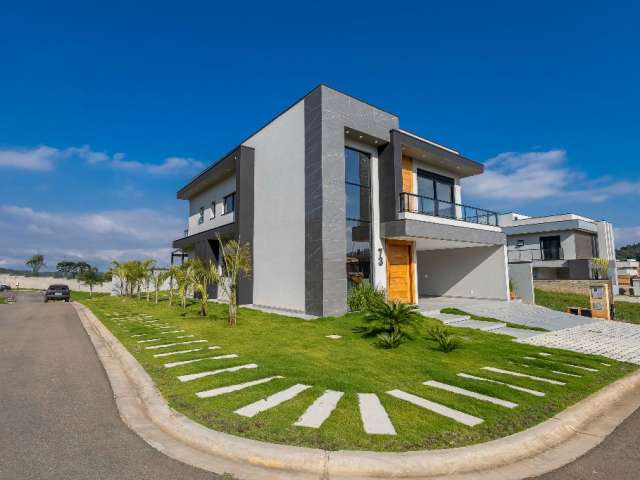 Casa em Condomínio, terreno amplo e arquitetura moderna.