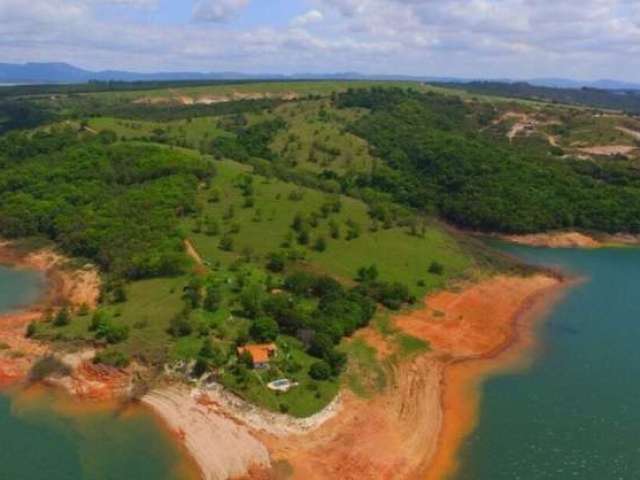 Área no lago de Furnas