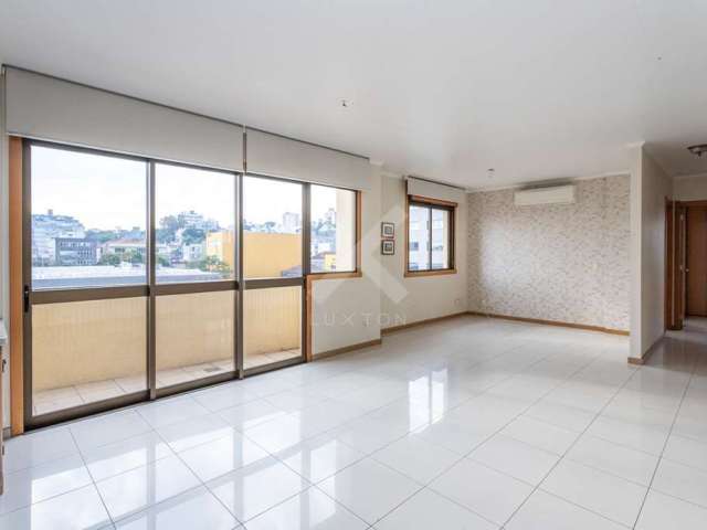 Apartamento com 3 quartos à venda na Avenida Grécia, 1100, Passo da Areia, Porto Alegre por R$ 800.000