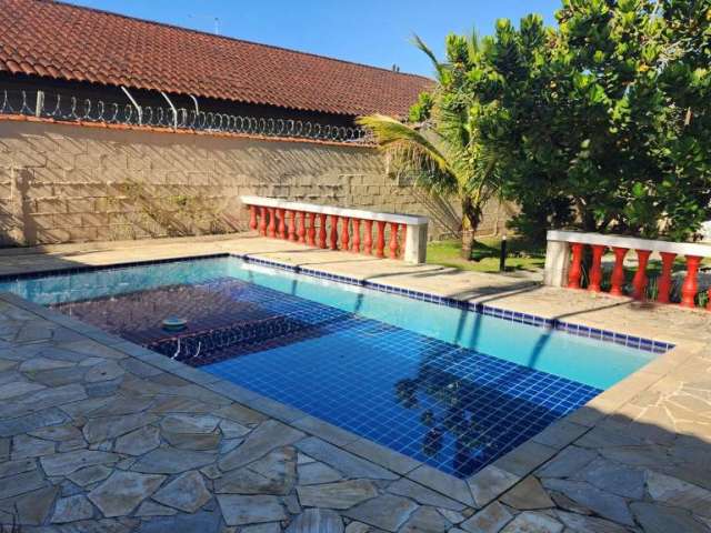 Casa térrea em Itanhaem, 3 dormitórios, piscina, churrasqueira, vaga pra 5 carros