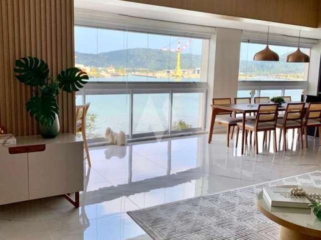 Luxuoso Apartamento à beira-mar em Santos! Porteira Fechada, 100% Reformado, Decorado por um Renomado Arquiteto, Apresentando Móveis de Fino Acabamento e um Estilo com  Elegância e Modernidade.3 Suíte