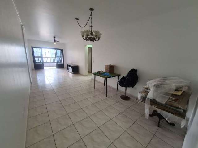 Apartamento Espaçoso com Vista Parcial do Mar,  2 dormitórios com Dependência Completa, Reformado e Amplo. Com 120m², este apartamento oferece todo o conforto e espaço que você merece