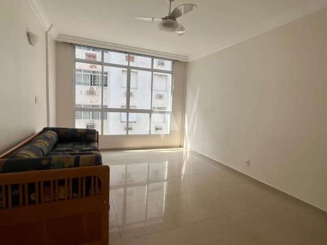 Apartamento com 3 Dormitórios e 01 vaga na quadra da praia no Gonzaga em Santos