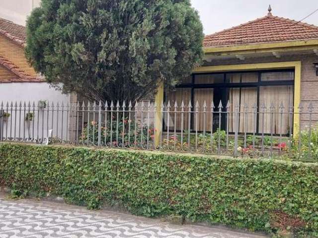 Casa com ótima localização na Avenida Afonso Pena com 03 Quartos.