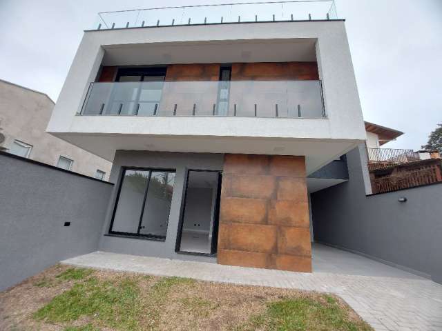 Sobrado de frente para a Rua 3Q, 3 vagas, amplo terraço