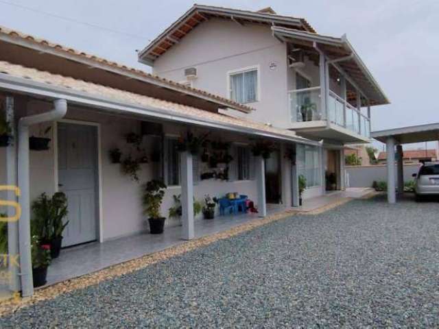 Casa na praia com 05 quartos