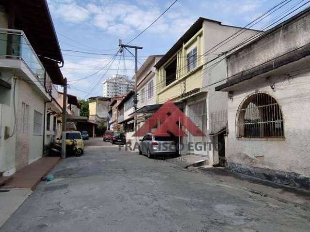 Casa de Vila à Venda em Santa Rosa Descrição do Imóvel:  Sala: Ampla sala de estar. Quartos: 5 quartos, sendo 3 suítes. Escritório: Espaço dedicado pa