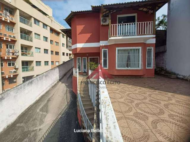 Vendo magnifica casa 160 m,3 suítes ,dependencia, 3 vagas cobertas.