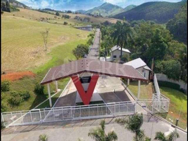 Terreno no Condomínio Village Parahybuna - Lazer, segurança 24 horas, total infraestrutura e muita alegria meio à natureza para você e sua família.