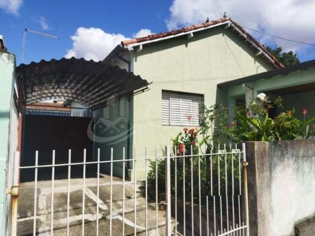 Vende se casa em São José dos Campos, zona central e zoneamento misto( residencial e comercial) 3 dormitórios 2 banheiros  1 sala 1 cozinha  1 copa Ar