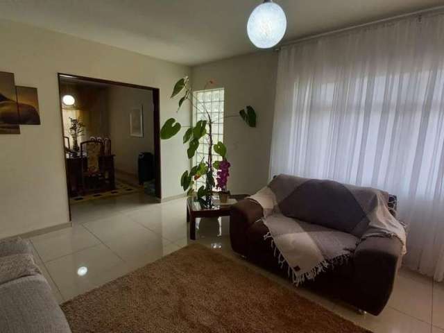 Casa de 4 dormitórios e 8 vagas, mais edícula com churrasqueira  e terreno com  550 m² no  Boa Vista, Curitiba, PR