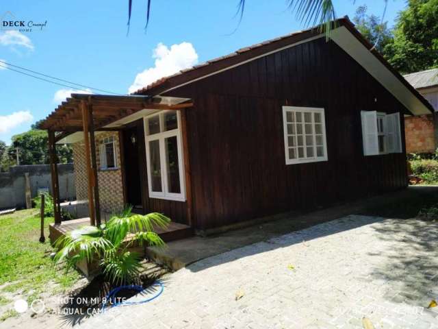 Aconchegante casa rural, com fogão a lenha e churrasqueira coberta à venda no Cachoeirinha, Bocaiúva do Sul, PR