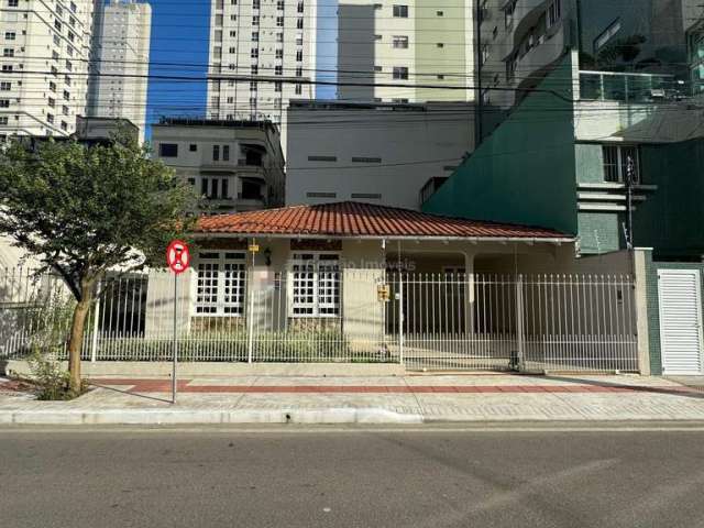 Casa para Locação Anual no bairro Centro em Balneário Camboriú, 3 quartos sendo 1 suíte, 2 vagas, Semi-Mobiliado, 173 m² de área total, 155 m² privativos,