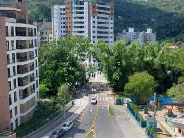 Belíssima cobertura em condomínio com piscina no córrego grande