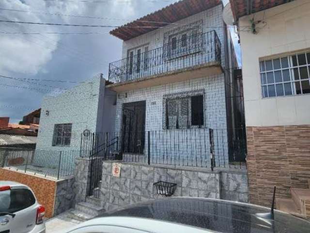 Vende-se Casa duplex, Vila Passos - 3 quartos - Ventilada - Próximo ao Centro