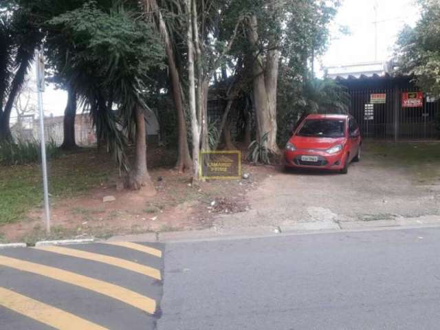 Ótima casa de frente para praça, uma boa localização e arborizado!