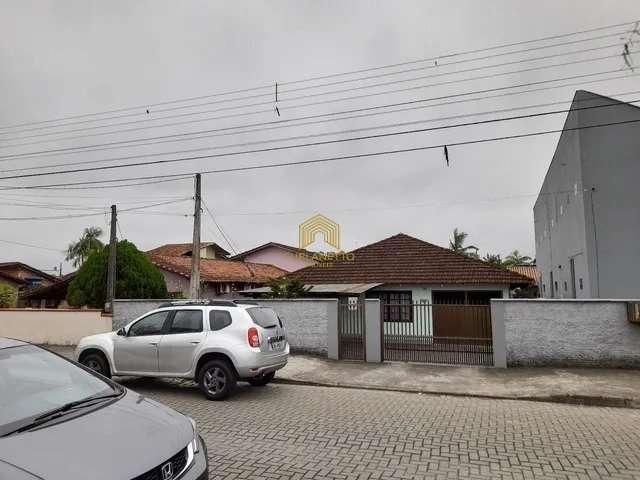 Casa com 3 quartos à venda na Rua Bertoldo Berkembrock, 500, Espinheiros, Joinville por R$ 649.900