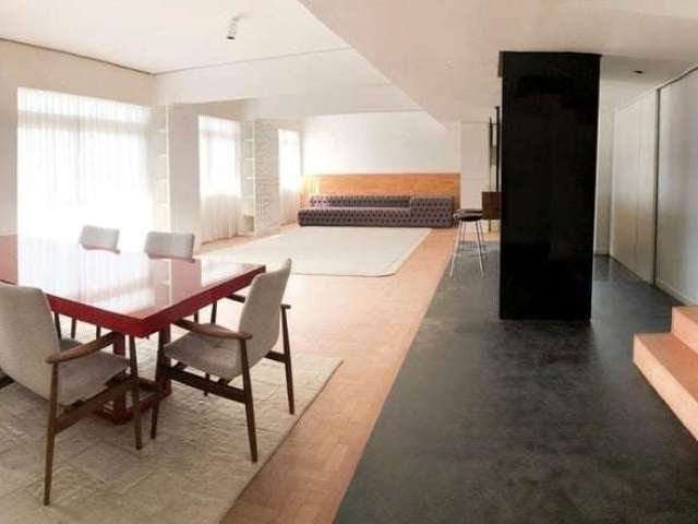 Apartamento duplex mobiliado com 328m² com 3 dormitórios (3 suítes) e 2 vagas individuais no Moinhos de Vento