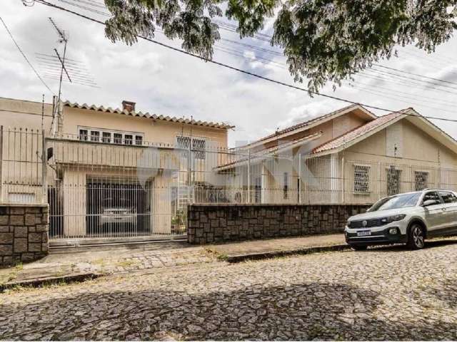 Casa mobiliada de 2 quartos com 2 vagas à venda no bairro Vila Ipiranga em Porto Alegre