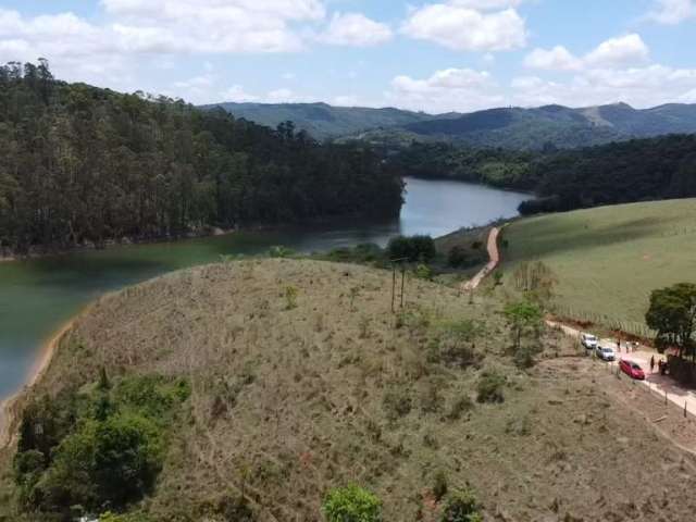 Linda área pé na areia beirando a represa