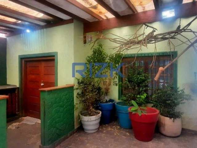 Casa em rua de bairro arborizado